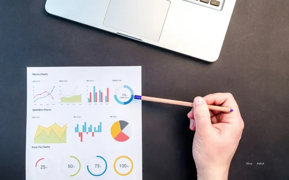 Infografika porównująca vanity metrics z actionable insights w analytics
