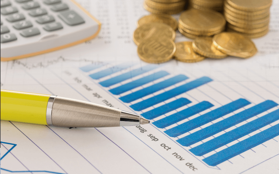 Wykres pokazujący że 90% klientów sprawdza firmę w internecie przed zakupem